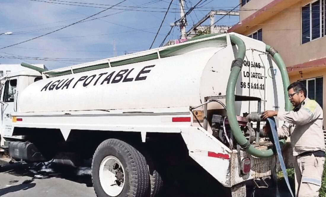 Autoridades capitalinas destacan que la atención de pipas de agua se concentra en los hospitales y escuelas que lo requieran en Iztapalapa. (VIOLETA CONTRERAS. EL UNIVERSAL)