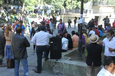 Normalistas instalan plantón en el Zócalo de Oaxaca