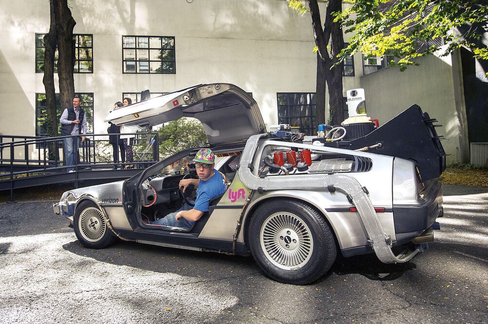 Una réplica del DeLorean fue exhibido en Nueva York para conmemorar en el día de "Volver al futuro" (LUCAS JACKSON. REUTERS)
