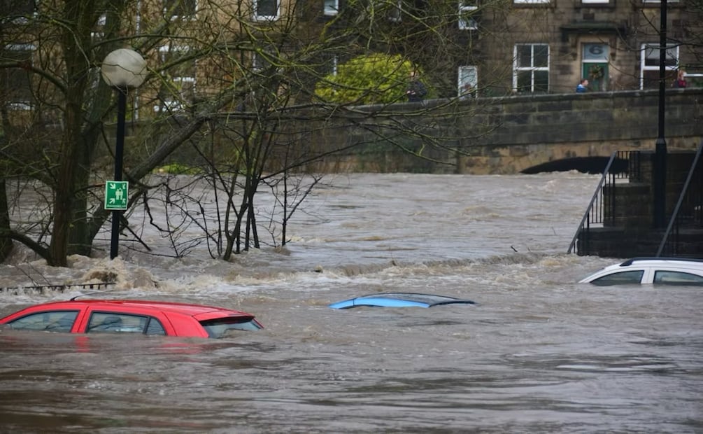 Toma precauciones durante las épocas de lluvias, sobre todo si saldrás en tu auto. Foto: Unsplash
