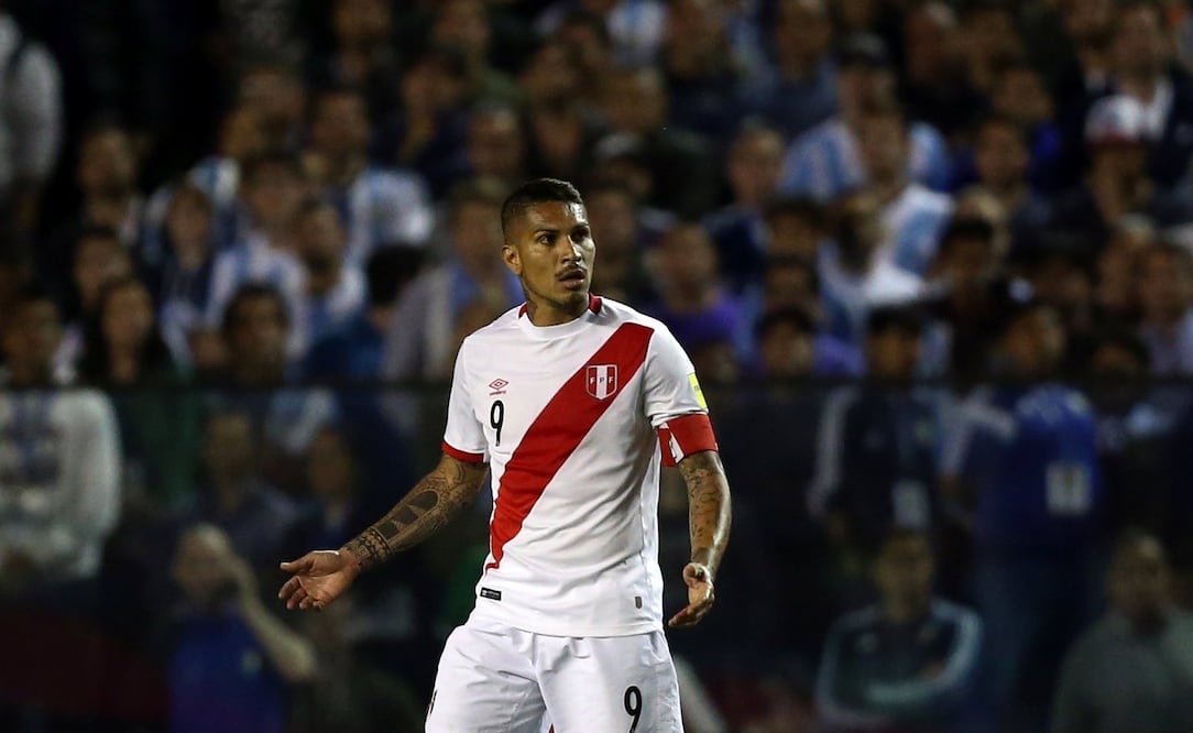 Reuters. Paolo Guerrero en el juego entre Argentina y Perú