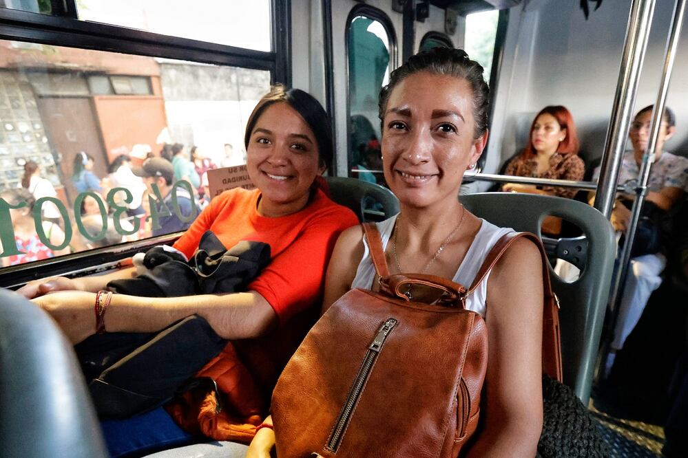 Aspectos de una de las rutas exclusivas de transporte público para mujeres que dan servicio durante las horas de más afluencia de pasajeros en el paradero de San angel en la alcaldía Álvaro Obregón. Foto: Fernanda Rojas/ El Universal
