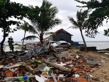 Ascienden a 222 muertos y 843 heridos por un tsunami en Indonesia