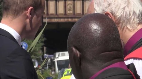 El príncipe William asiste al monumento al ataque de Manchester