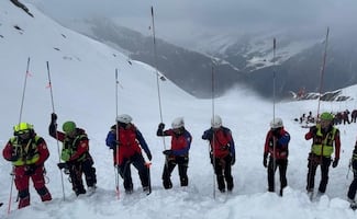 VIDEO: Mueren dos esquiadores por avalancha en Italia; 25 quedaron atrapadas y hubo varios heridos 