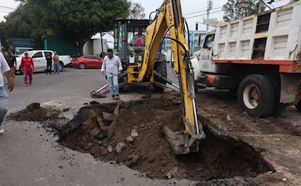 Camión de volteo cae en socavón en calles de la Gustavo A Madero; personal de Protección Civil y de Segiagua acordonan la zona
