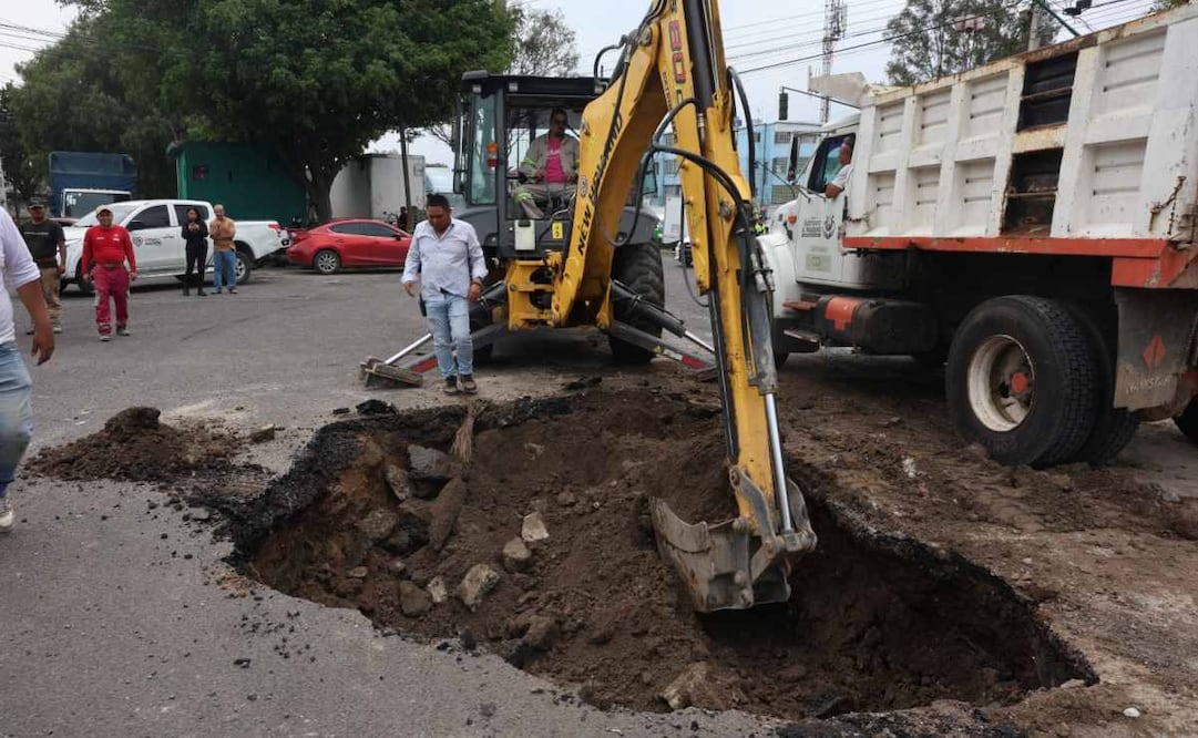 Un camión de volteo cayó en un socavón de la alcaldía Gustavo A. Madero. Foto: Luis Camacho / EL UNIVERSAL
