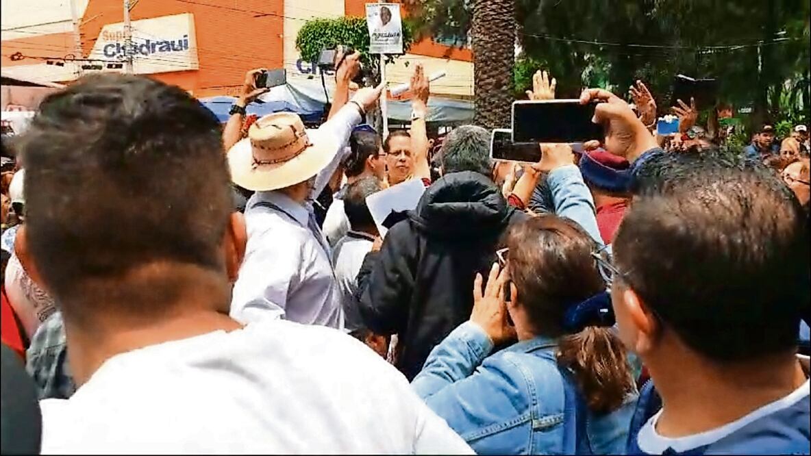 Supuestos integrantes del Poder Judicial llegaron al kiosco del parque de la Agrícola Oriental a interrumpir el mensaje de la ministra Lenia Batres sobre la reforma al PJF. Foto: Especial