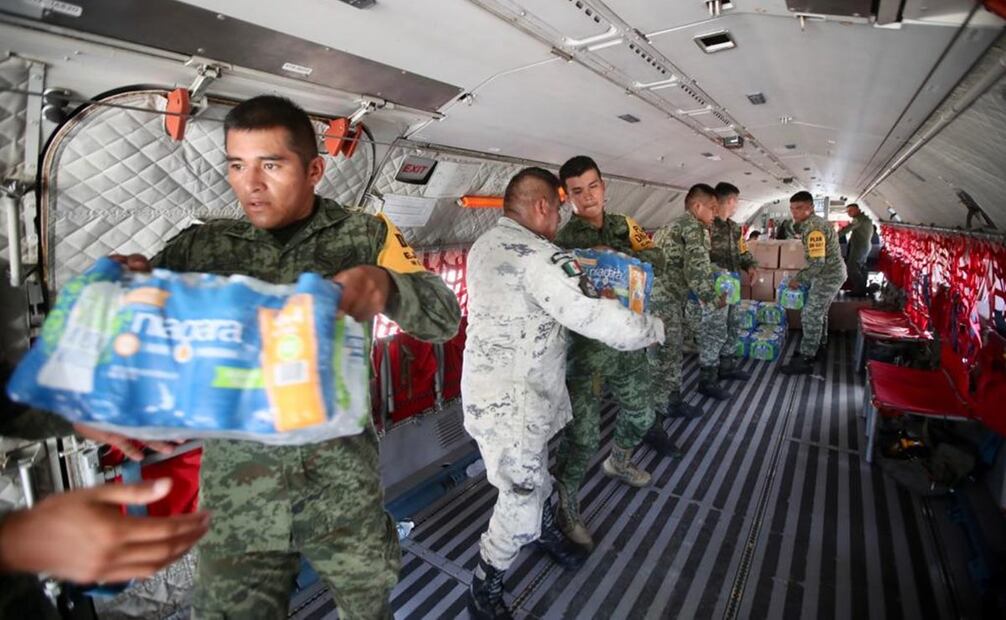 Sedena llega con toneladas de víveres y agua para las personas damnificadas por el huracán "Otis" que azotó en Acapulco, Guerrero. Foto: Valente Rosas/EL UNIVERSAL