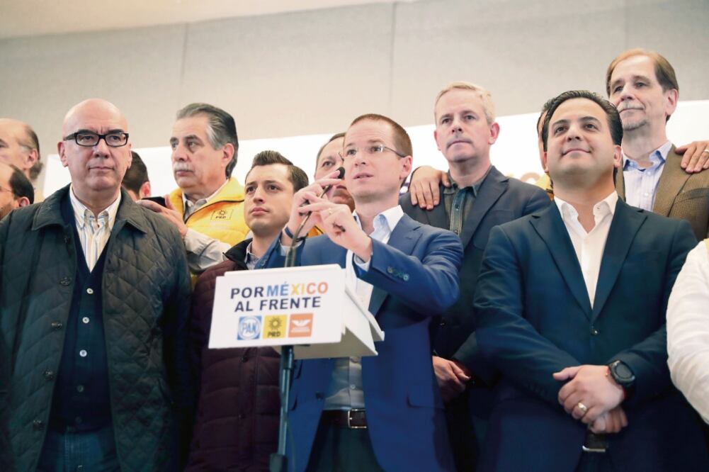 Acompañado de líderes integrantes del Por México al Frente, el aspirante presidencial, Ricardo Anaya, dijo que continuará con su idea de acabar con la impunidad. (IVAN STEPHENS. EL UNIVERSAL)