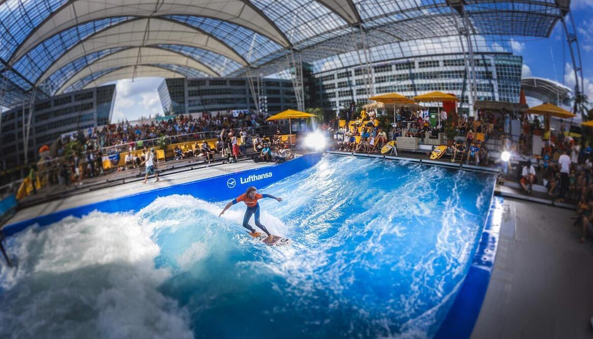 Mientras esperas tu vuelo, puedes ver un campeonato de surf o tomar clases dentro del aeropuerto de Munich. (Foto: Cortesía Aeropuerto de Munich)