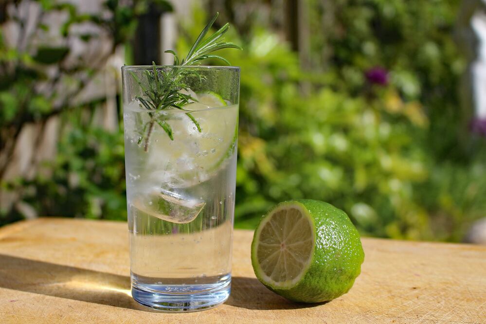 Agua con romero / Pexels