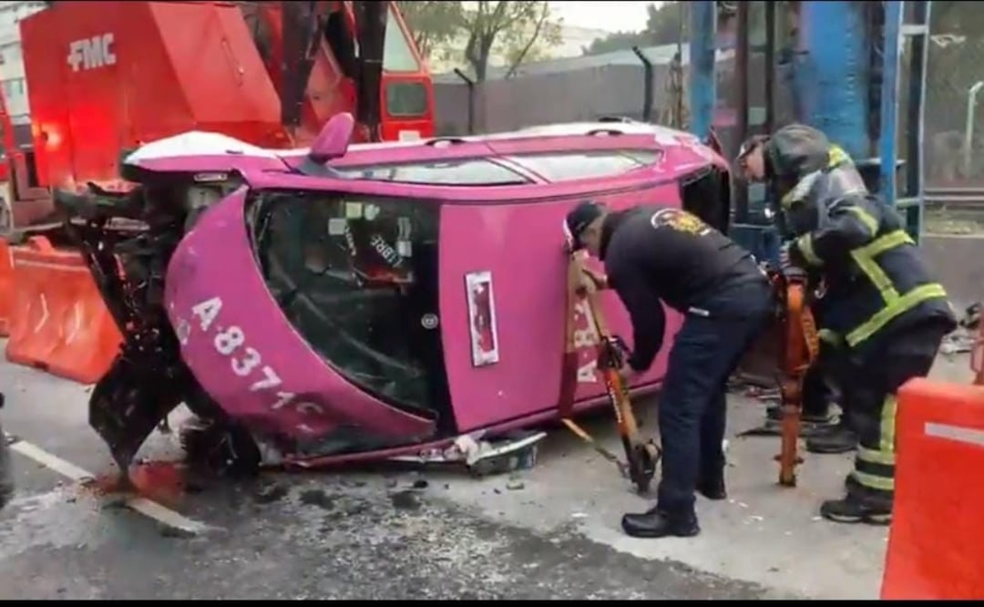 Volcadura de taxi en la colonia Obrera, alcaldía Cuauhtémoc donde un hombre perdió la vida (25/12/2025). Foto: Especial