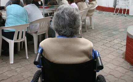 Abuelos que mantienen a la familia