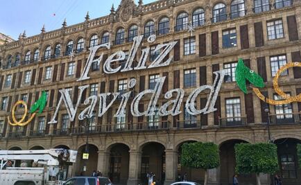 ​Alistan decoración de fiestas decembrinas en el Zócalo capitalino