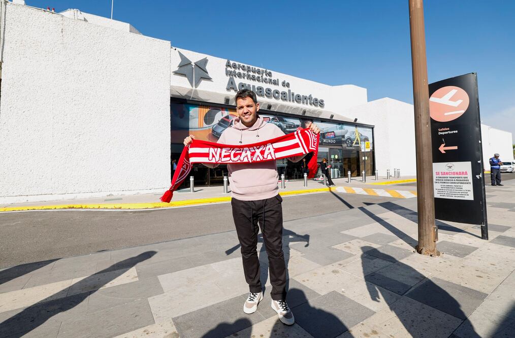 Larcamón posa con la bufanda del Necaxa / Foto: Club Necaxa