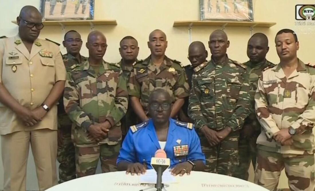 Soldados en Níger al anunciar un golpe de Estado a través de la televisión nacional.