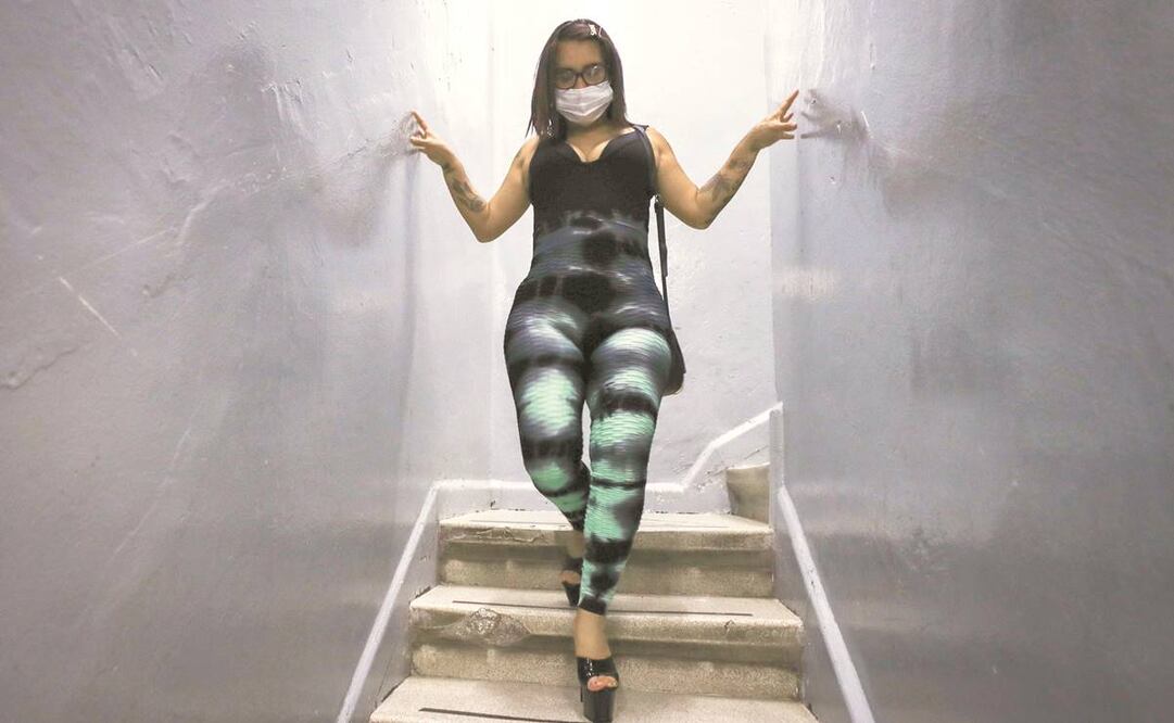 Gabriela vendía ropa, bisutería, maquillaje y diversos accesorios en los alrededores de la Merced, pero la crisis económica por la pandemia la obligó a regresar a la prostitución que había dejado por cuatro años. Fotos: Diego Simón. EL UNIVERSAL