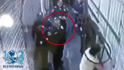 Suspenden a policía que golpeó a mujer