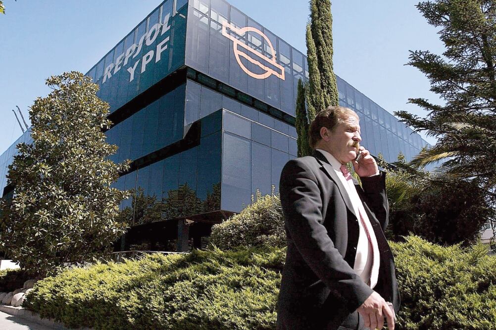 Repsol cobró 6 mil millones de dólares por la expropiación que el gobierno argentino hizo de YPF (ARCHIVO EL UNIVERSAL)