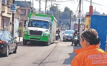 Cae camión en socavón en Azcapotzalco