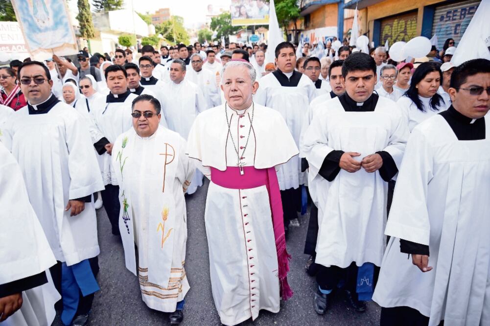 Cientos de ciudadanos acudieron a la IV Caminata por la Paz, encabezada por el obispo Ramón Castro, en diferentes calles de la capital morelense. Foto: TONY RIVERA. EL UNIVERSAL
