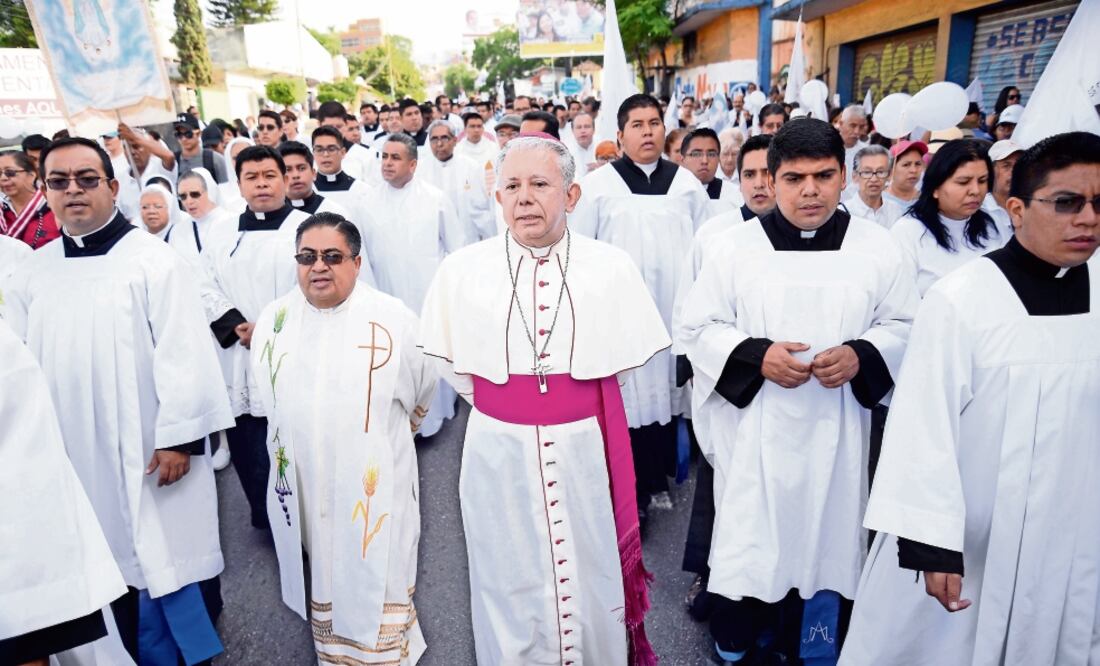 Cientos de ciudadanos acudieron a la IV Caminata por la Paz, encabezada por el obispo Ramón Castro, en diferentes calles de la capital morelense. Foto: TONY RIVERA. EL UNIVERSAL
