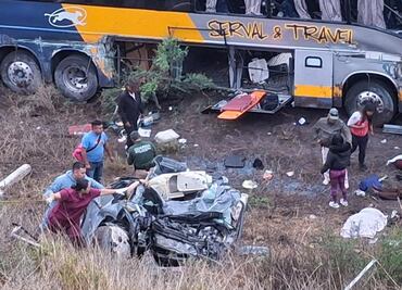 Vuelca camión de turismo tras chocar con automóvil en SLP; hay cuatro muertos y más de 20 heridos