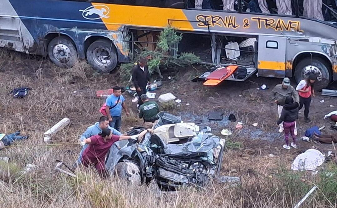 Choque y volcadura en carretera de Guadalcázar; cuatro muertos y más de 20 heridos. Foto: Especial