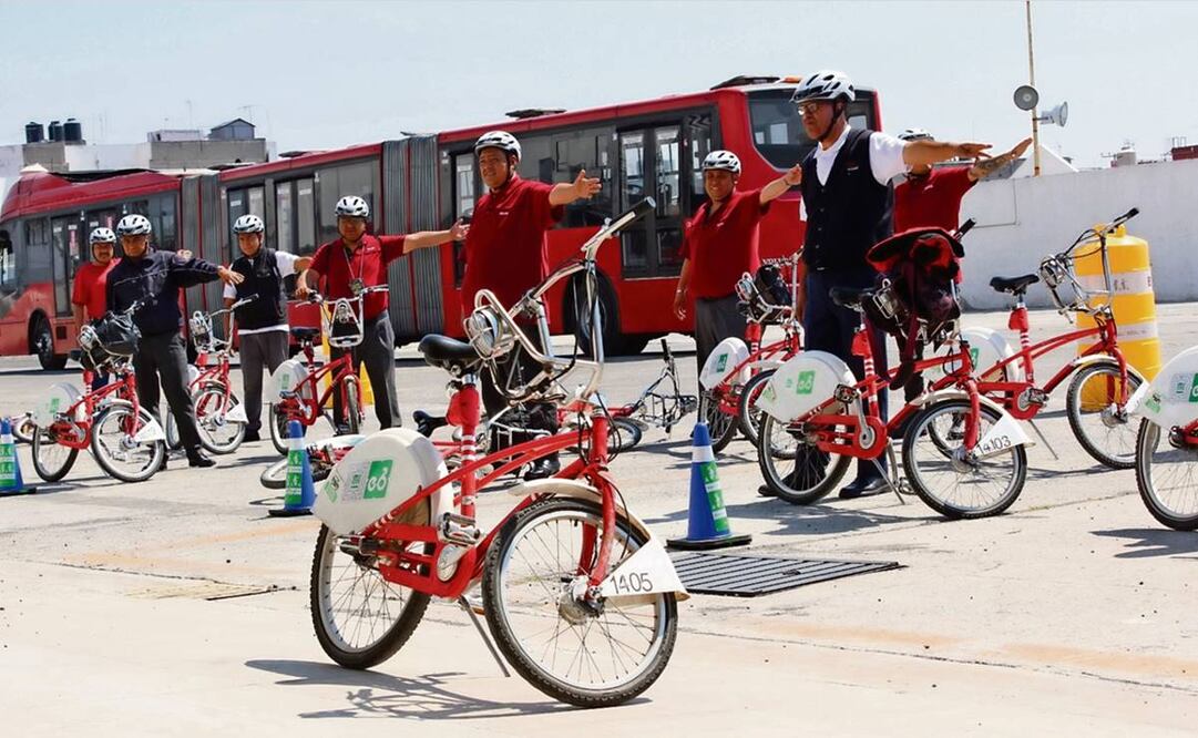 El curso tiene una parte teórica y otra práctica. Se enseña a los operadores conducción segura y el respeto al peatón y al ciclista. Foto: Especial