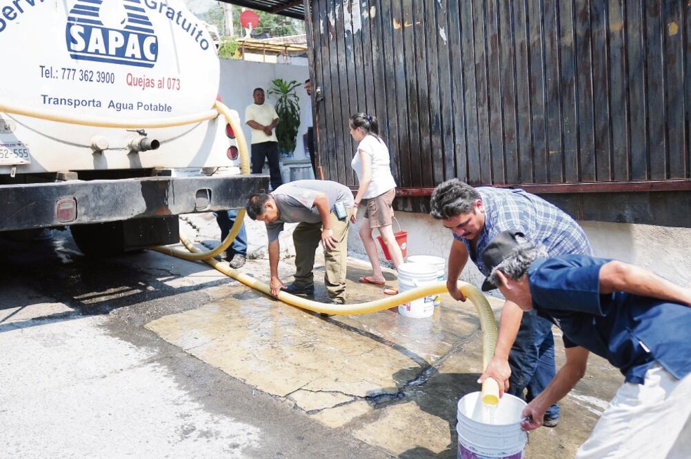 En Cuernavaca el tandeo de agua representa un problema para las familias porque se surte sólo ciertas horas y ciertos días, y el costo es cinco veces mayor que para quienes tienen acceso al agua entubada. Foto: TONY RIVERA. EL UNIVERSAL