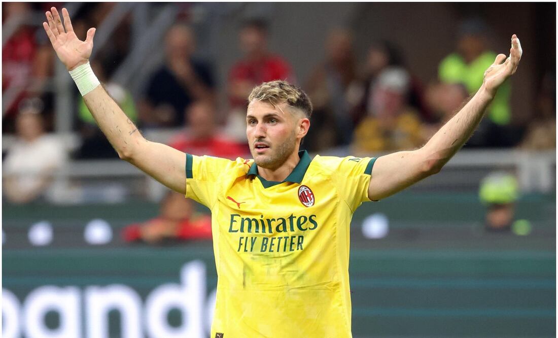 Santiago Giménez con el AC Milán Foto: AP