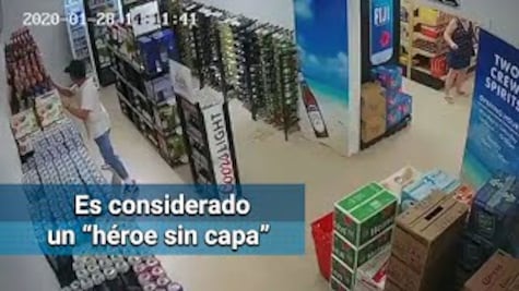 Hombre intenta salvar cervezas durante sismo