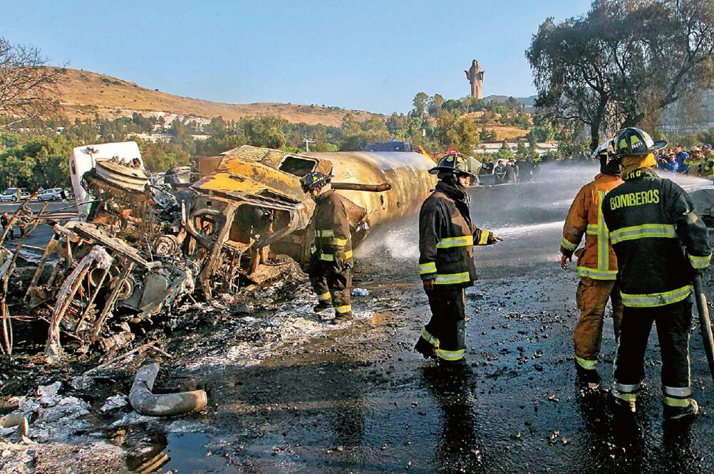 Al mediodía de ayer, tras sofocar el fuego de la pipa que explotó sobre la 'Curva del Diablo', los cuerpos de rescate comenzaron con los trabajos para el retiro de las unidades quemadas (FERNANDO RAMÍREZ. EL UNIVERSAL)