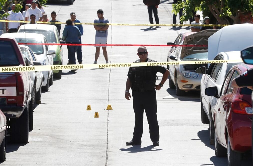 Elementos policiacos acordonaron el área donde una persona fue asesinada de varios disparos en la colonia Campesina, Chihuahua, el sábado pasado 1 de abril. Foto: Luis Cortés/EL UNIVERSAL