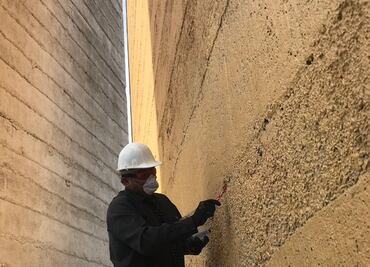 Arquitecto retira grafitis de Torres de Satélite… usando un cepillo dental