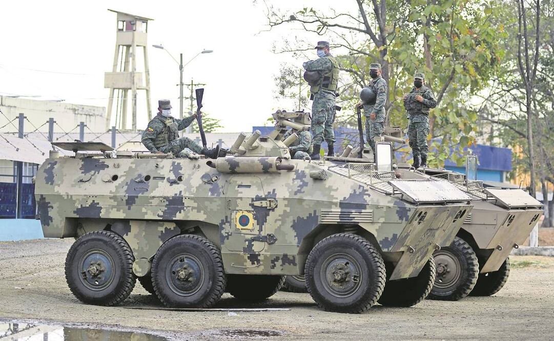 Militares ecuatorianos esperan afuera de la prisión en el Litoral de Guayaquil. En el operativo, además de policías, participaron los grupos de Intervención y Rescate, de Operaciones Especiales y el Especial Móvil Antinarcóticos. Foto: AFP.