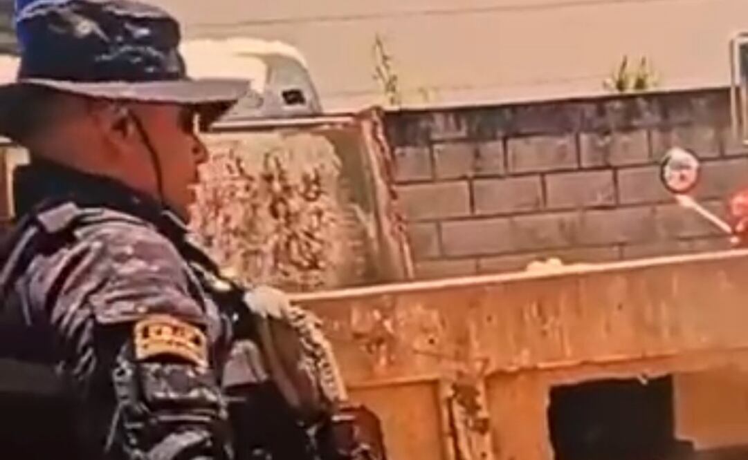 Policías tablean a un detenido en Chiapas (12/08/2025). Foto: Especial