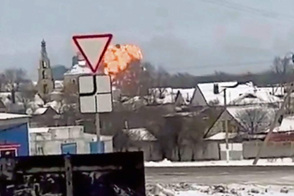 Un avión de transporte militar cayó en una zona residencial cerca de Yablonovo, región de Belgorod. Foto: AP