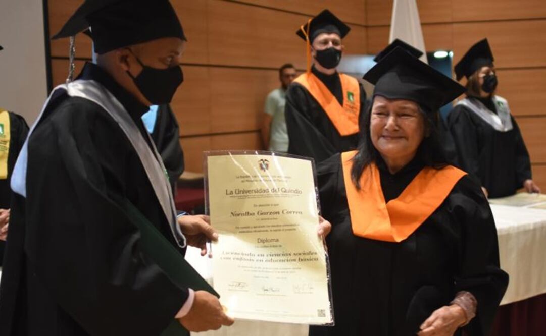 Noralba Garzón recibió su diploma en una ceremonia hecha en el centro de convenciones de Armenia. Foto: Universidad del Quindío