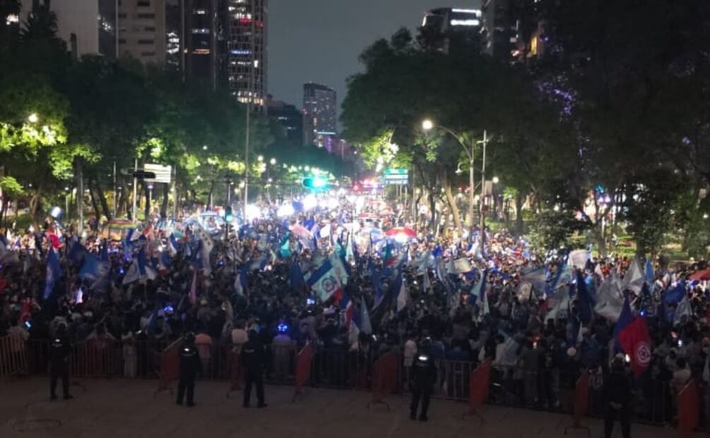 Aficionados del Cruz Azul celebran en El Ángel de la Independencia. Foto: Especial
