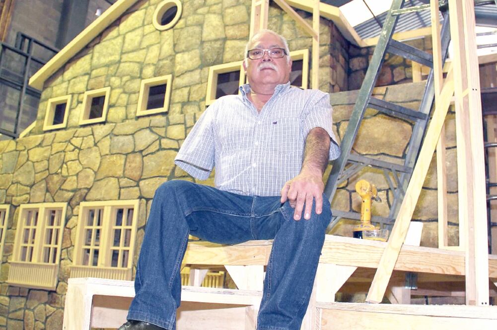 Macedonio Cervantes, quien dirige la tarea, tiene 25 años haciendo escenografías y ha trabajado para Bellas Artes (FOTO: AGUSTÍN SALINAS. EL UNIVERSAL)