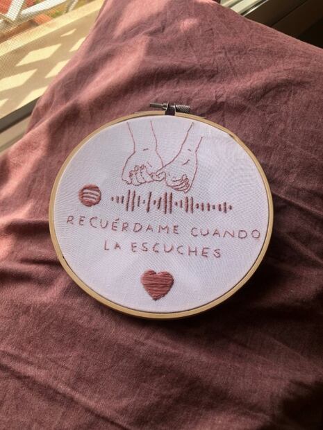 Joven español crea bordados con códigos de canciones y enloquece las redes sociales