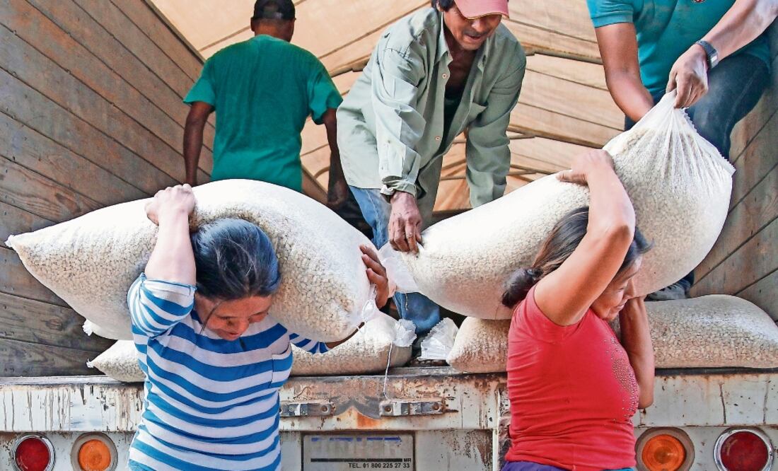 En la comunidad Las Higueras, Nayarit, donde viven cerca de 500 personas, las mujeres y los niños ayudan a descargar los camiones de Diconsa (ARIEL OJEDA. EL UNIVERSAL)