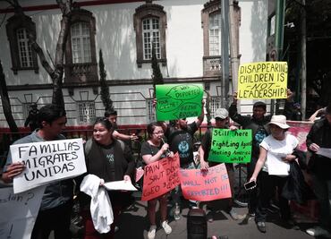 Inconformes se manifiestan contra las políticas migratorias de EU afuera de casa de transición de AMLO