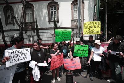 Inconformes se manifiestan contra las políticas migratorias de EU afuera de casa de transición de AMLO