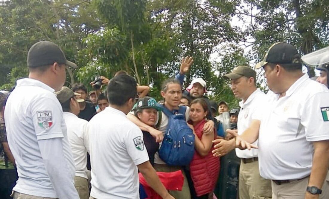 Tras cruzar el río Suchiate a pie y caminar 18 kilómetros, los extranjeros fueron encapsulados por policías antimotines, mientras que personal de migración los invitaba a regularizarse (FOTOS: MARÍA DE JESÚS PETERS. EL UNIVERSAL)