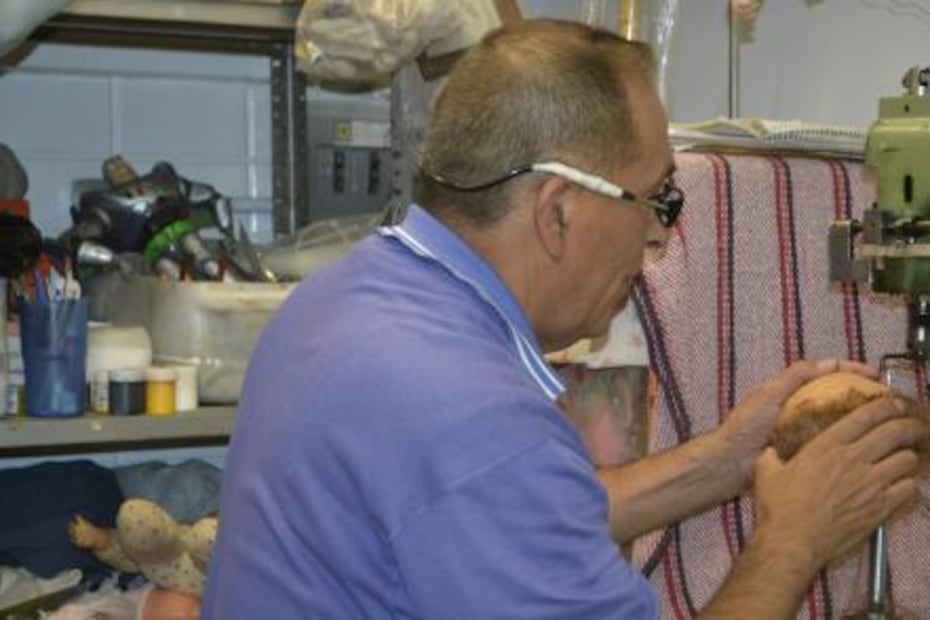 El hombre que revive muñecas