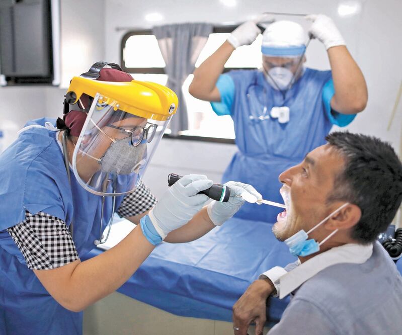 Una médico hace un exudado faríngeo a un hombre en la Ciudad de México. Foto: ARCHIVO EL UNIVERSAL