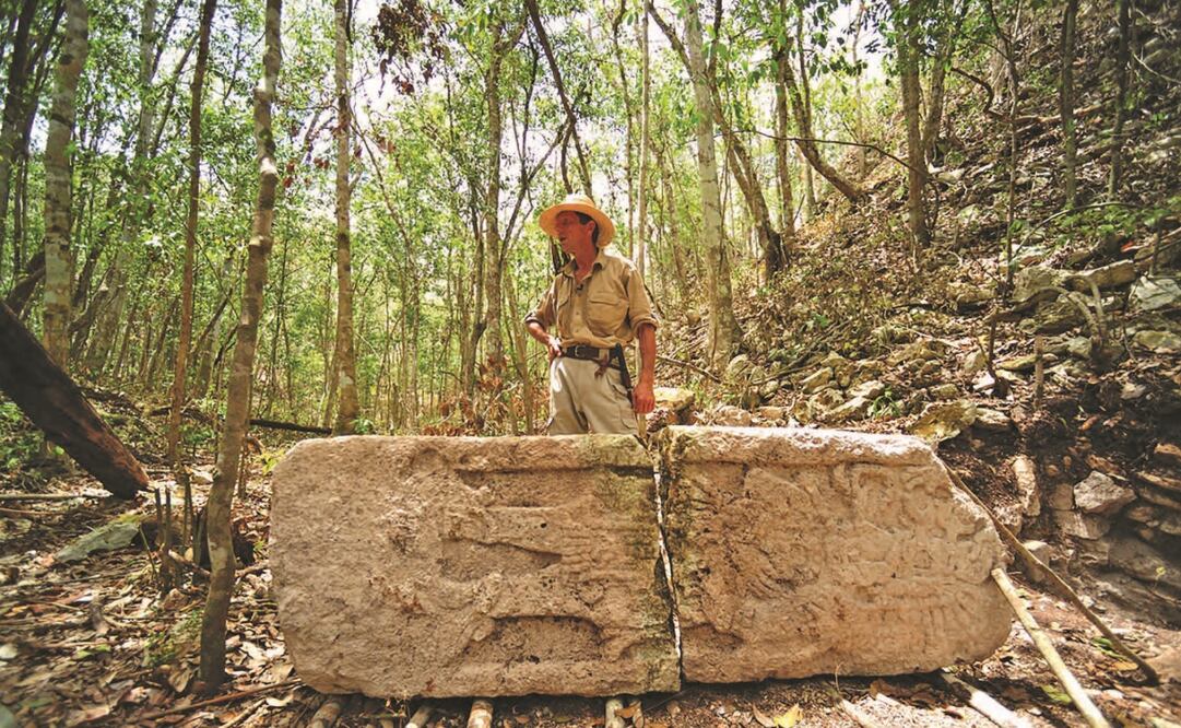 Imagen de la Estela 6 en Chactún, antigua ciudad maya y que ilustra la novedad editorial. Imágenes del libro centros INAH